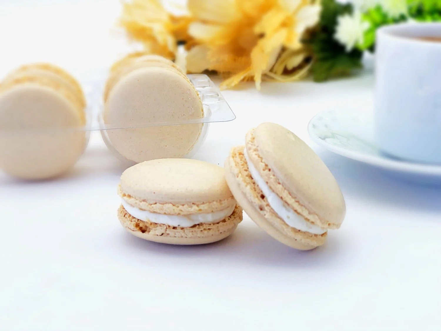 6 Pack Vanilla French Macarons - Image 3